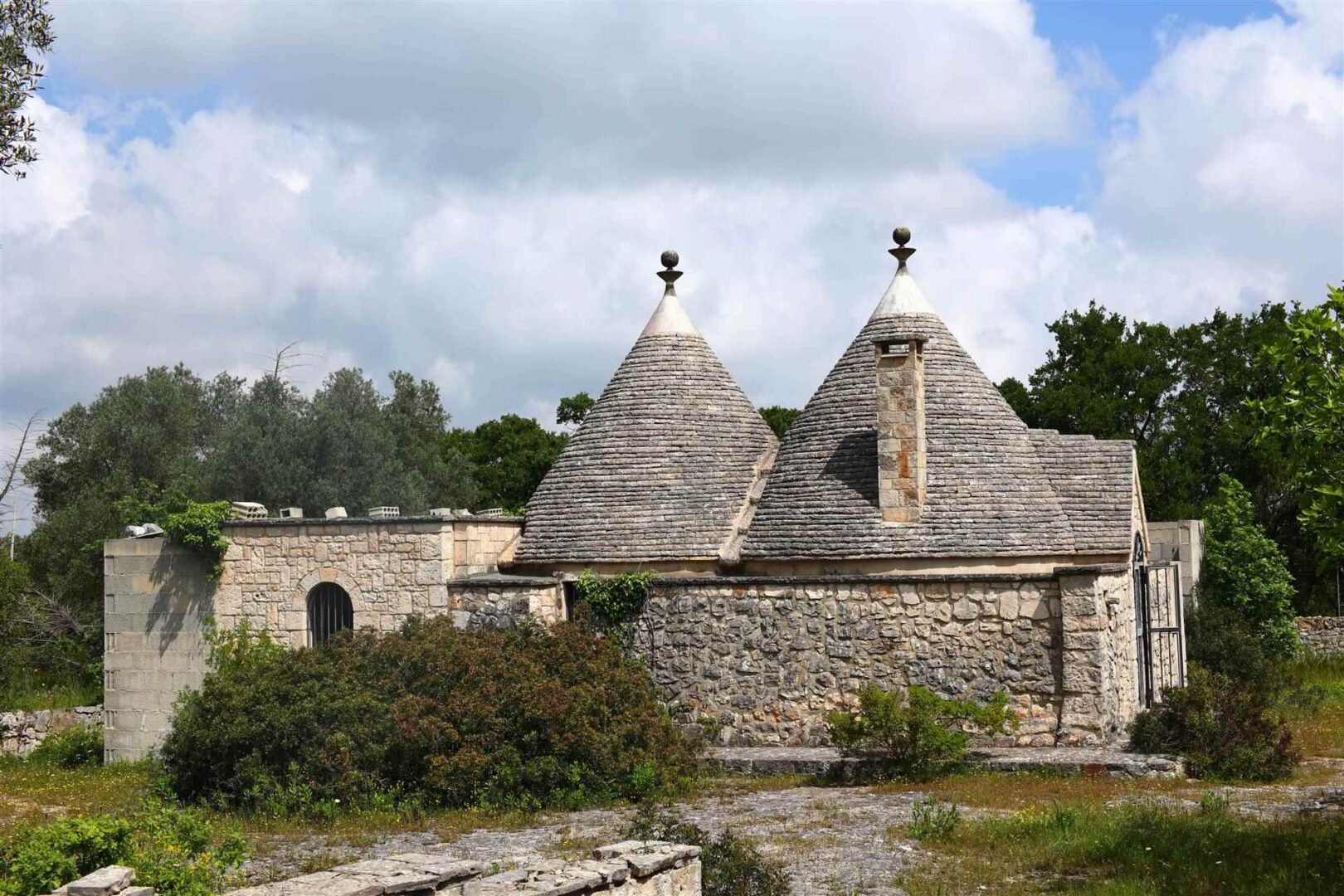 Complesso di trulli e casale in pietra nel cuore della Puglia