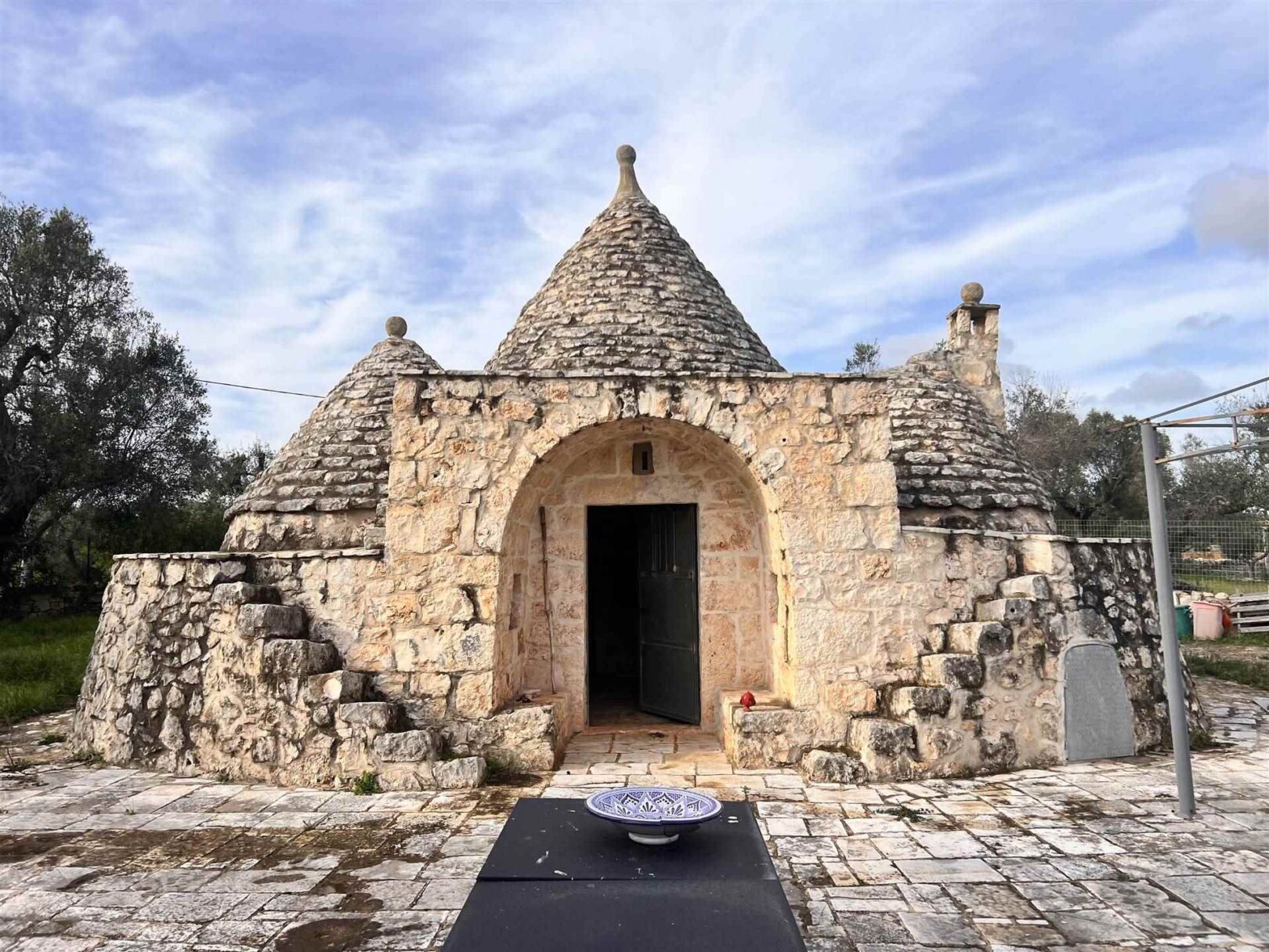Trulli ristrutturati con terreno a Ostuni